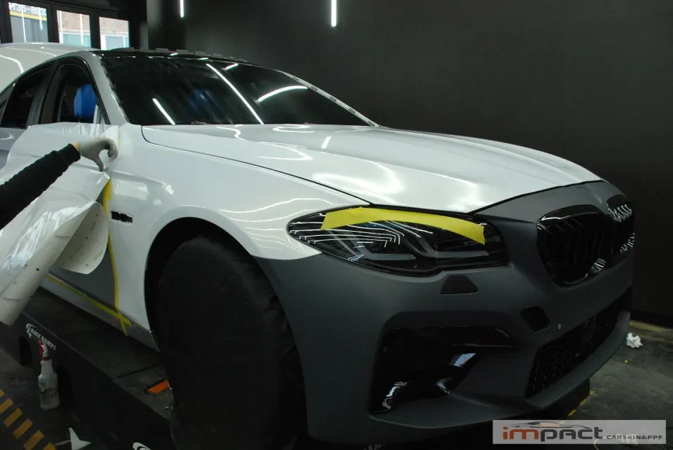 BMW 5 Series F10のカーラッピング事例|LBホワイトゴールド 施工写真 1-2