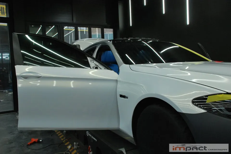 BMW 5 Series F10のカーラッピング事例|LBホワイトゴールド 施工写真 3-2
