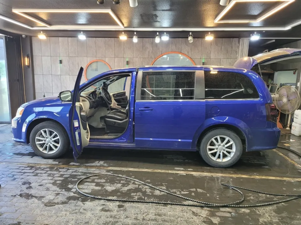 Kia Carnivalのガラスコーティング事例｜韓国での施工例 施工写真 1-1