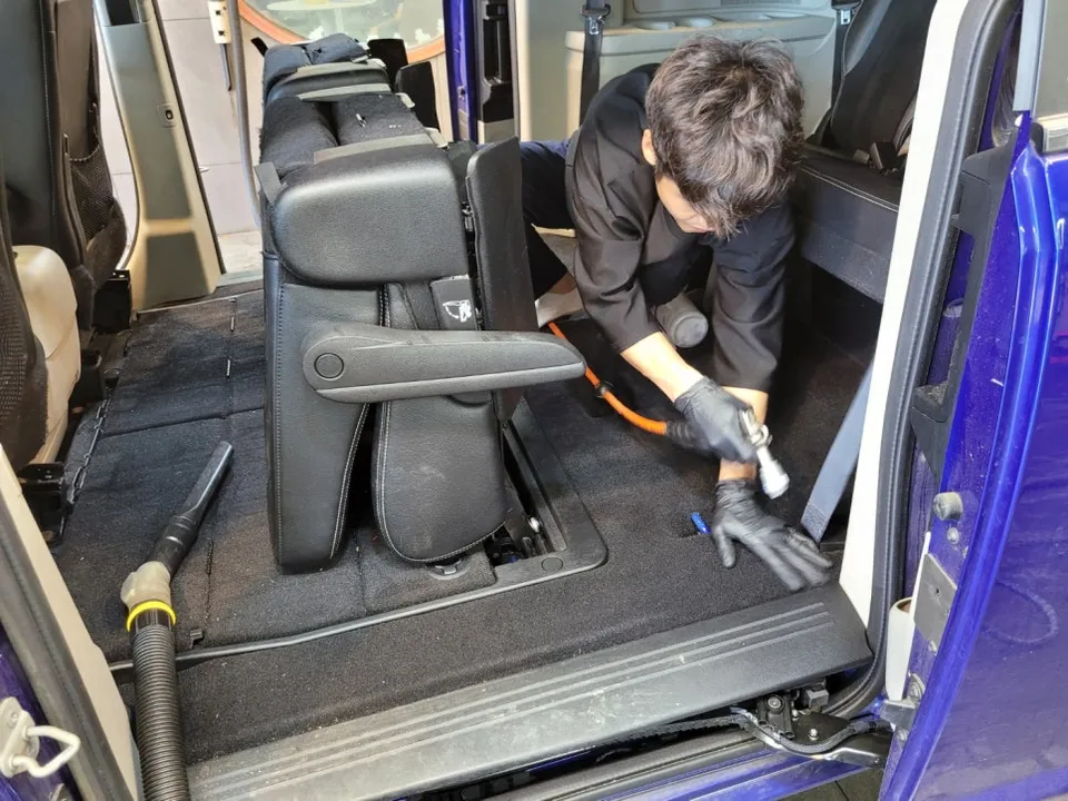 Kia Carnivalのガラスコーティング事例｜韓国での施工例 施工写真 2-3