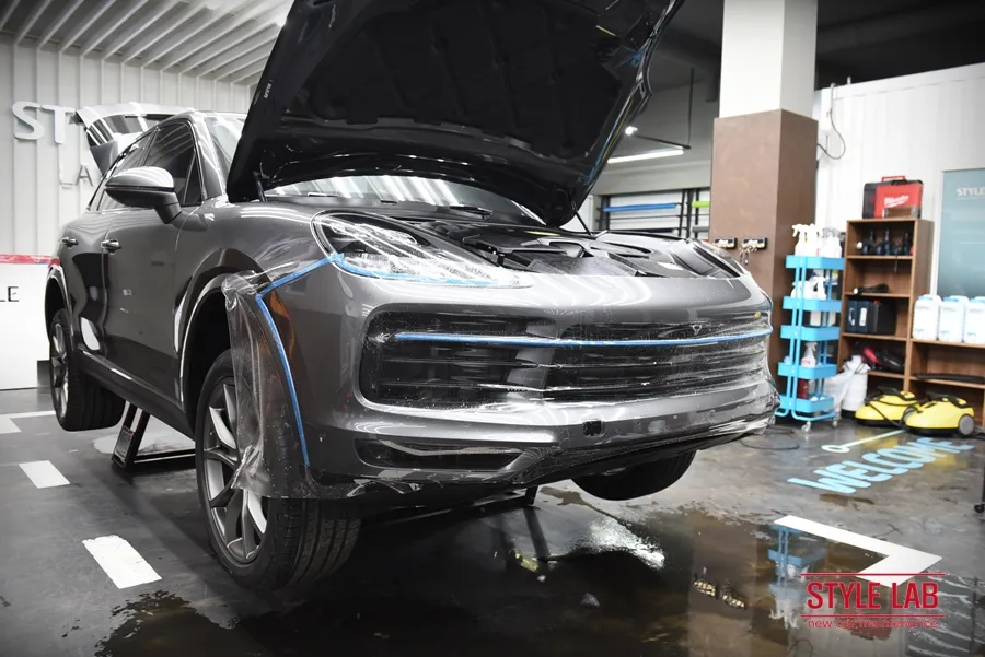 Porsche CayenneのPPF施工事例｜費用目安と仕上がり 施工写真 2-1
