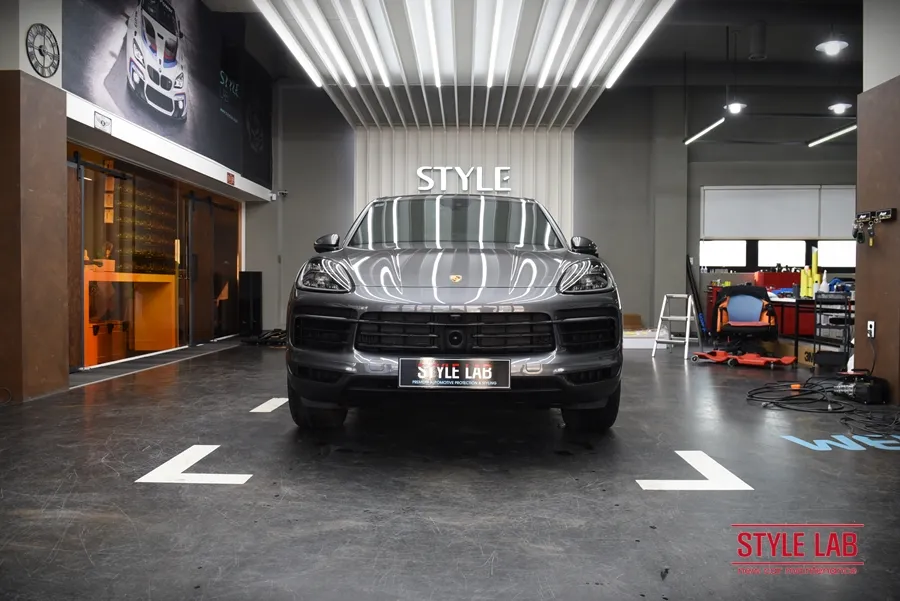 Porsche CayenneのPPF施工事例｜費用目安と仕上がり 施工写真 3-2
