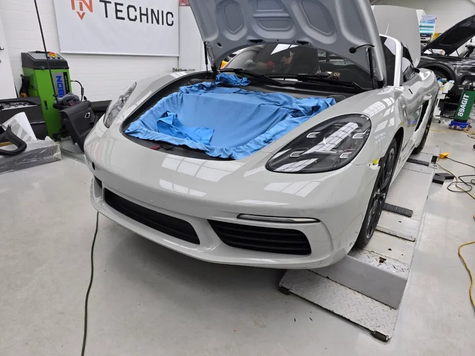 ポルシェ 718 ボクスターのカーラッピング事例 施工写真 2-3