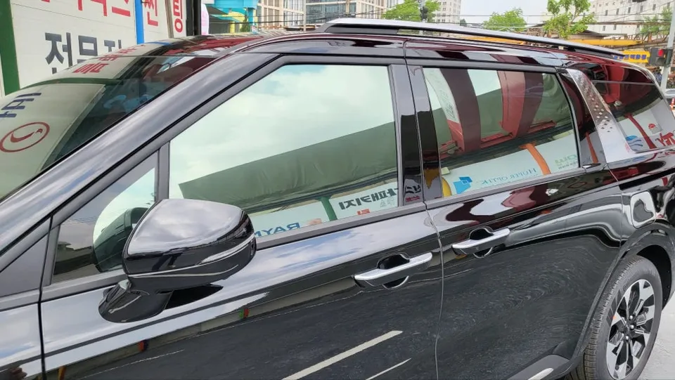 Kia Carnivalのカーフィルム施工事例｜断熱・スモークフィルム 施工写真 2-1