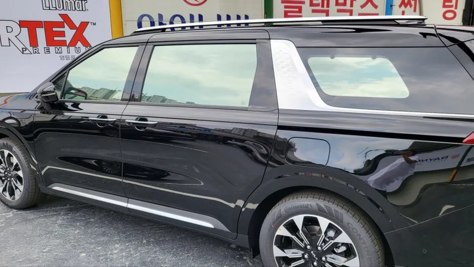 Kia Carnivalのカーフィルム施工事例｜断熱・スモークフィルム 施工写真 3-1