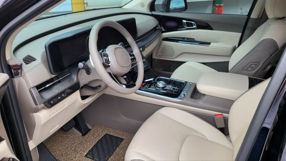 Kia Carnivalのカーフィルム施工事例｜断熱・スモークフィルム 施工写真 1-2