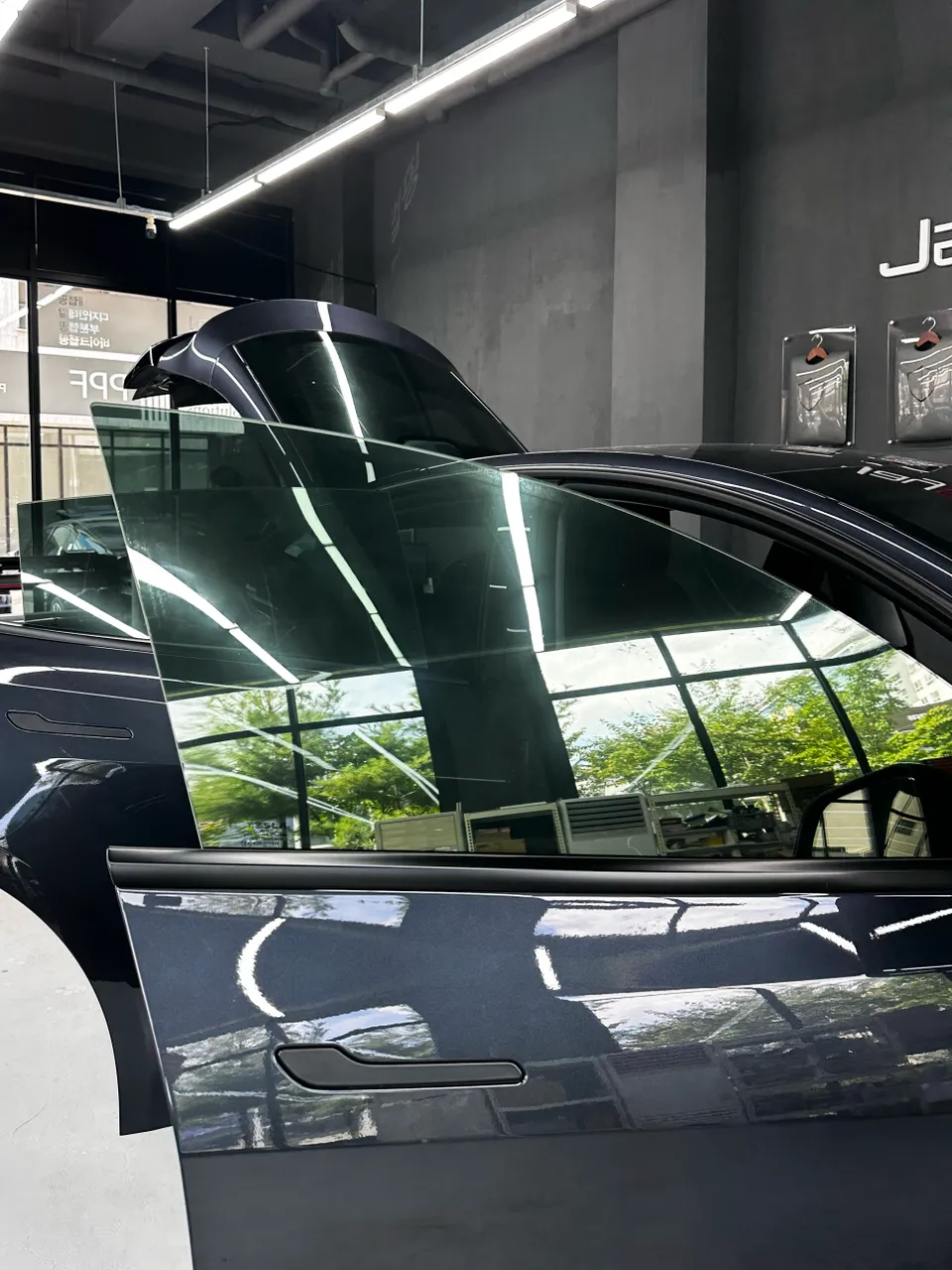Tesla Juniperのカーフィルム施工事例|費用目安・仕上がり 施工写真 3-2