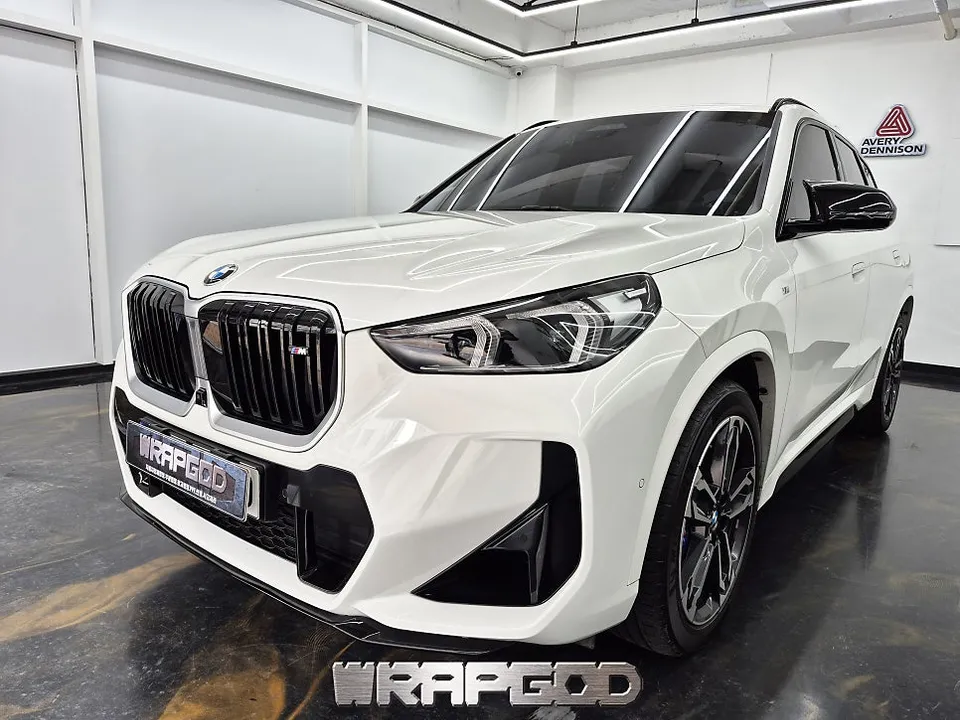 BMW X1 グリルラッピング事例|費用目安と仕上がり 施工写真 2-1