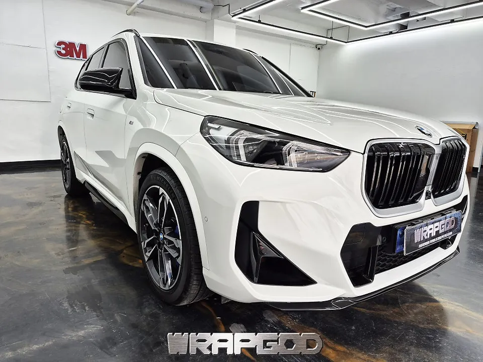BMW X1 グリルラッピング事例|費用目安と仕上がり 施工写真 3-1