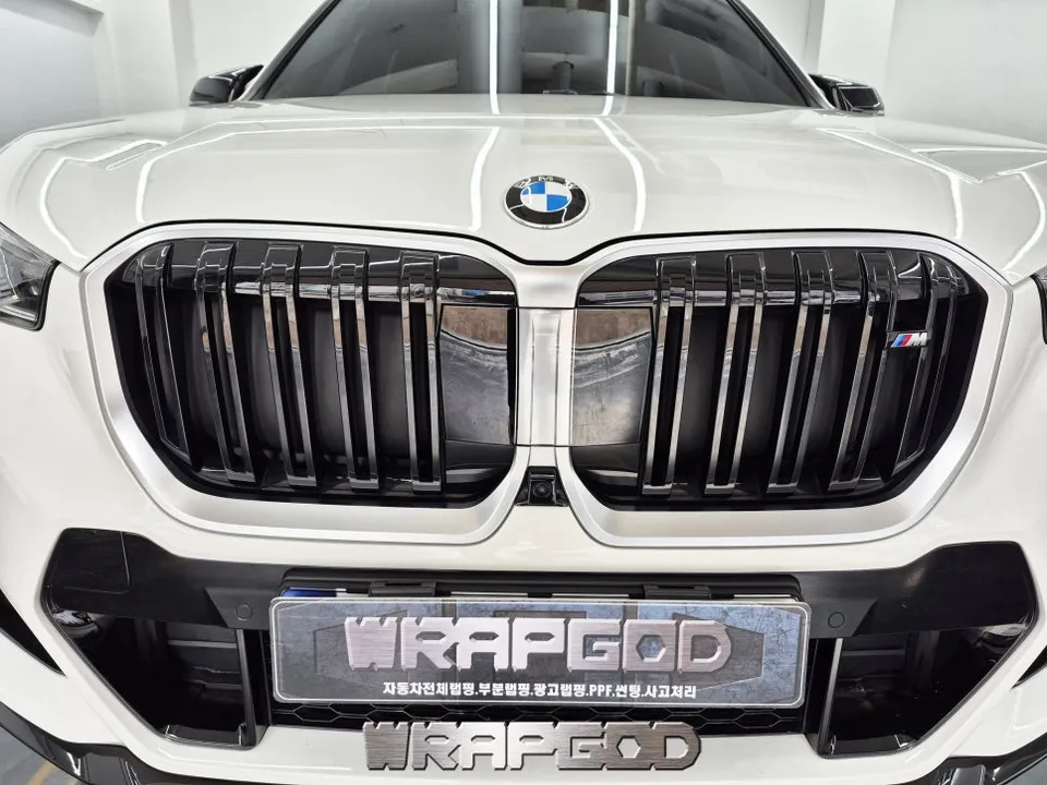 BMW X1 グリルラッピング事例|費用目安と仕上がり 施工写真 1-2