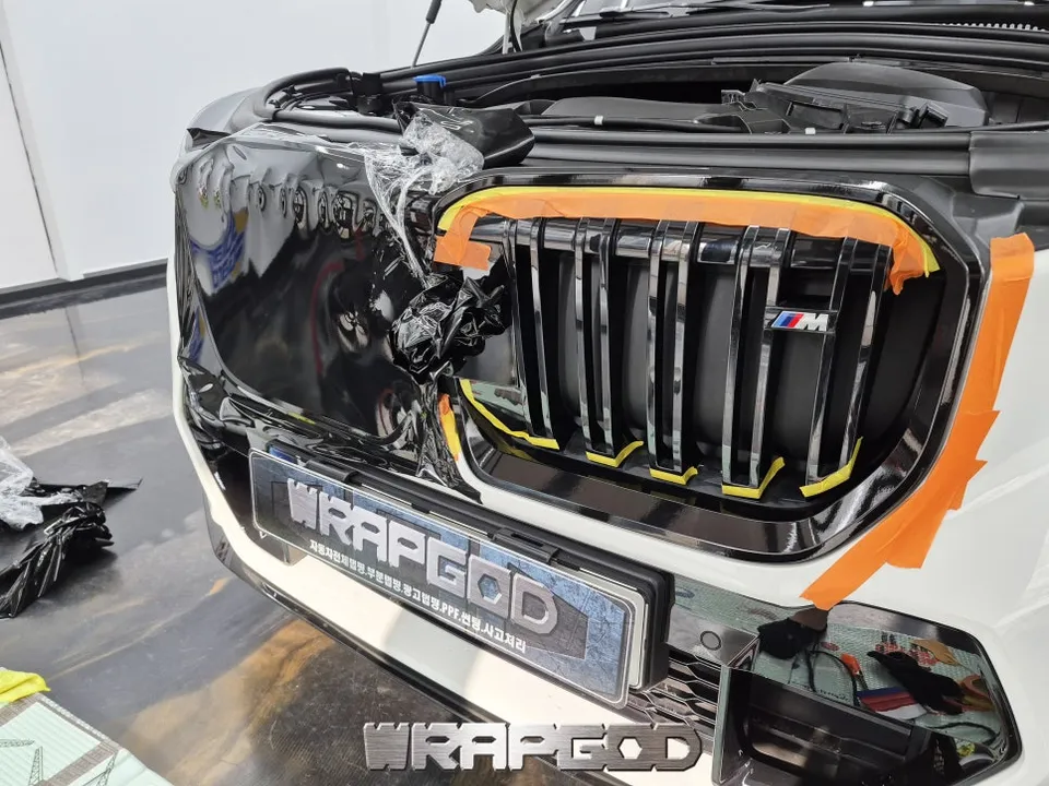 BMW X1 グリルラッピング事例|費用目安と仕上がり 施工写真 3-2