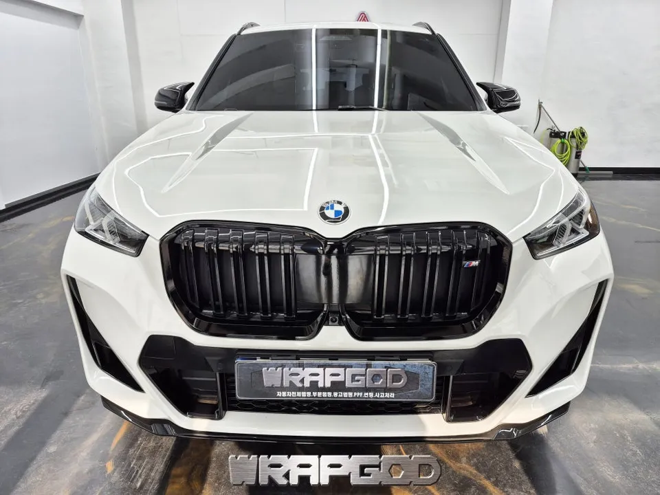 BMW X1 グリルラッピング事例|費用目安と仕上がり 施工写真 1-3