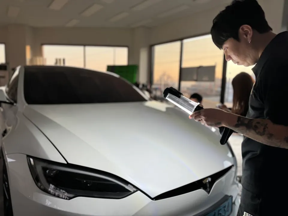 Tesla Model Sのガラスコーティング事例 施工写真 1-2