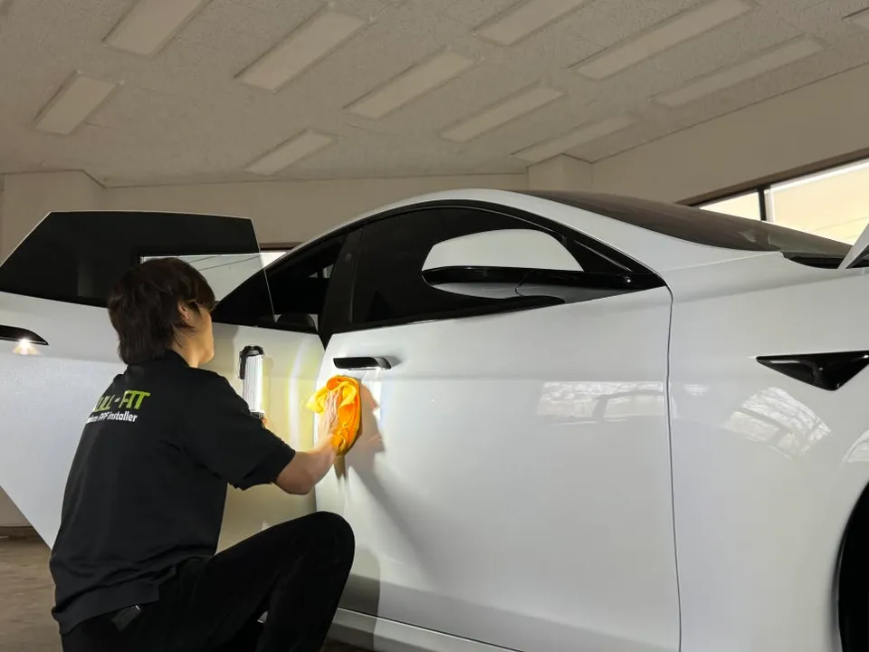 Tesla Model Sのガラスコーティング事例 施工写真 3-2