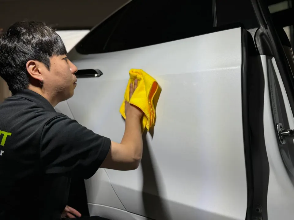 Tesla Model Sのガラスコーティング事例 施工写真 1-3