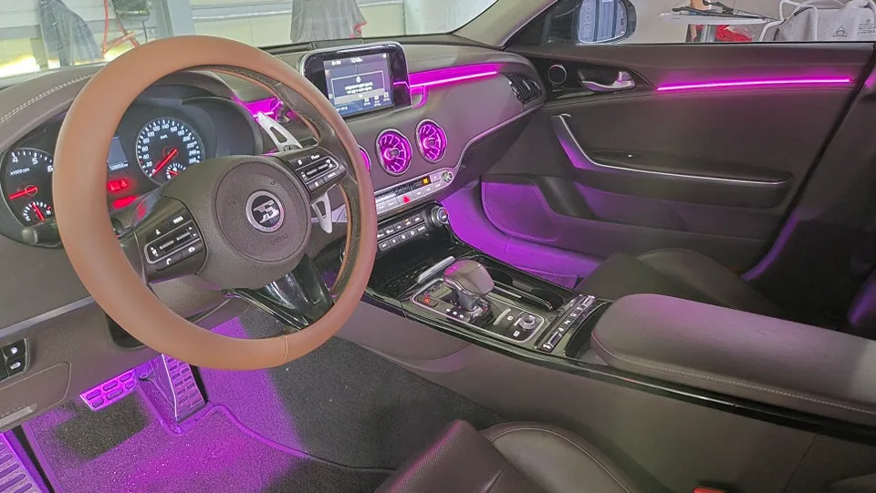 Kia Stinger ambient lighting - Kia Stinger Ambient Lighting Review: Seamless Integration photo 3