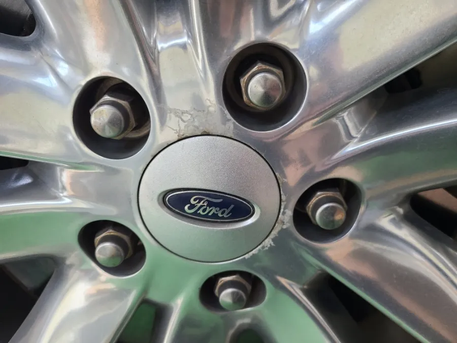 Ford Explorerのホイールリペア・塗装事例 施工写真 3