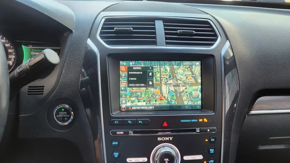 Ford Explorerのドライブレコーダー取付事例 施工写真 1-2