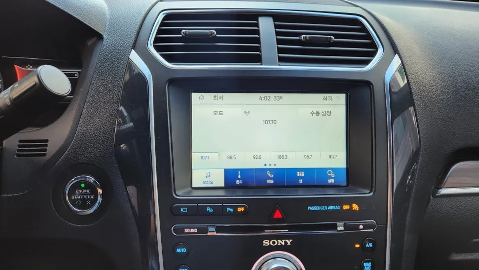 Ford Explorerのドライブレコーダー取付事例 施工写真 3-2
