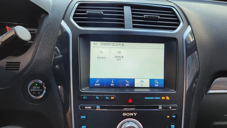 Ford Explorerのドライブレコーダー取付事例 施工写真 4-2