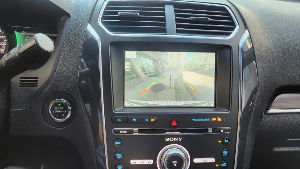 Ford Explorerのドライブレコーダー取付事例 施工写真 1-3