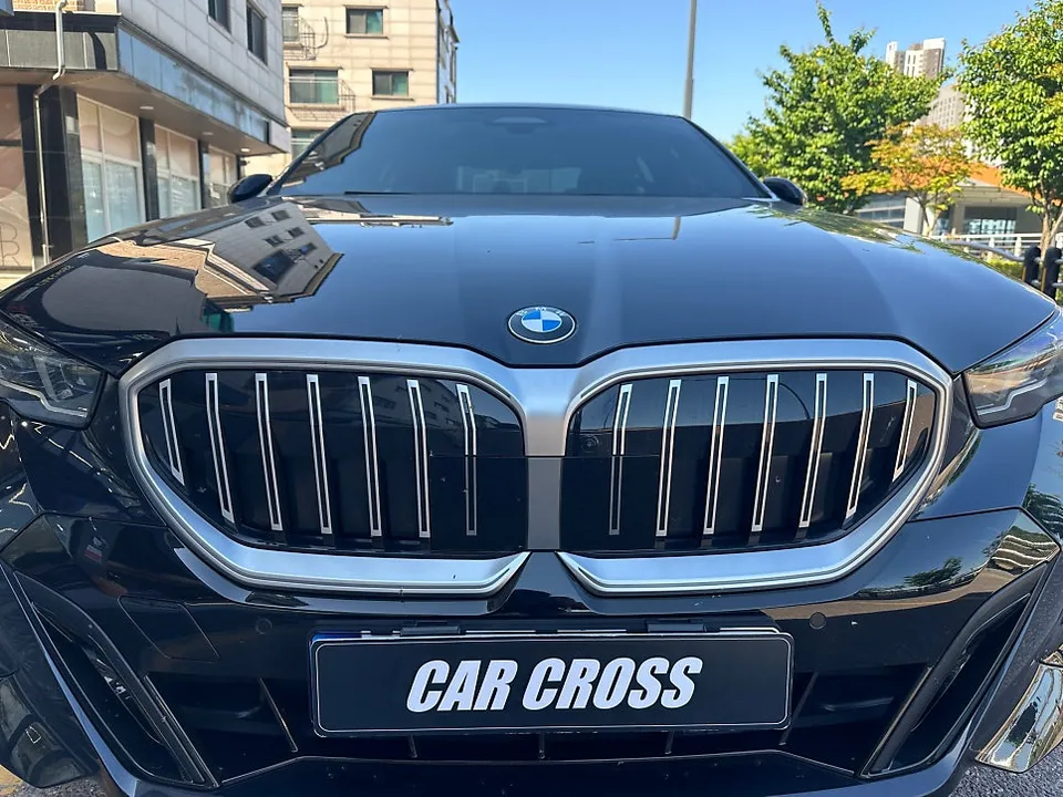 BMW 5 Series G60 カーラッピング事例｜クロームパーツのブラックアウト 施工写真 1-1