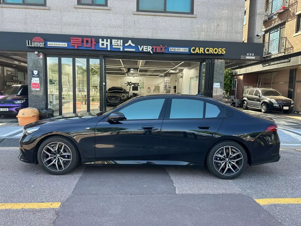 BMW 5 Series G60 カーラッピング事例｜クロームパーツのブラックアウト 施工写真 3-1