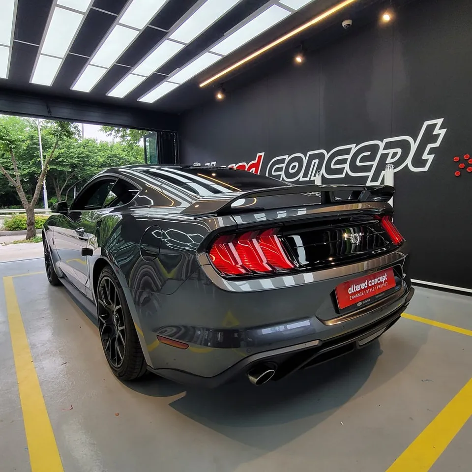 Ford Mustangのカーラッピング事例|ブラックメタリックで高級感をプラス 施工写真 2-1