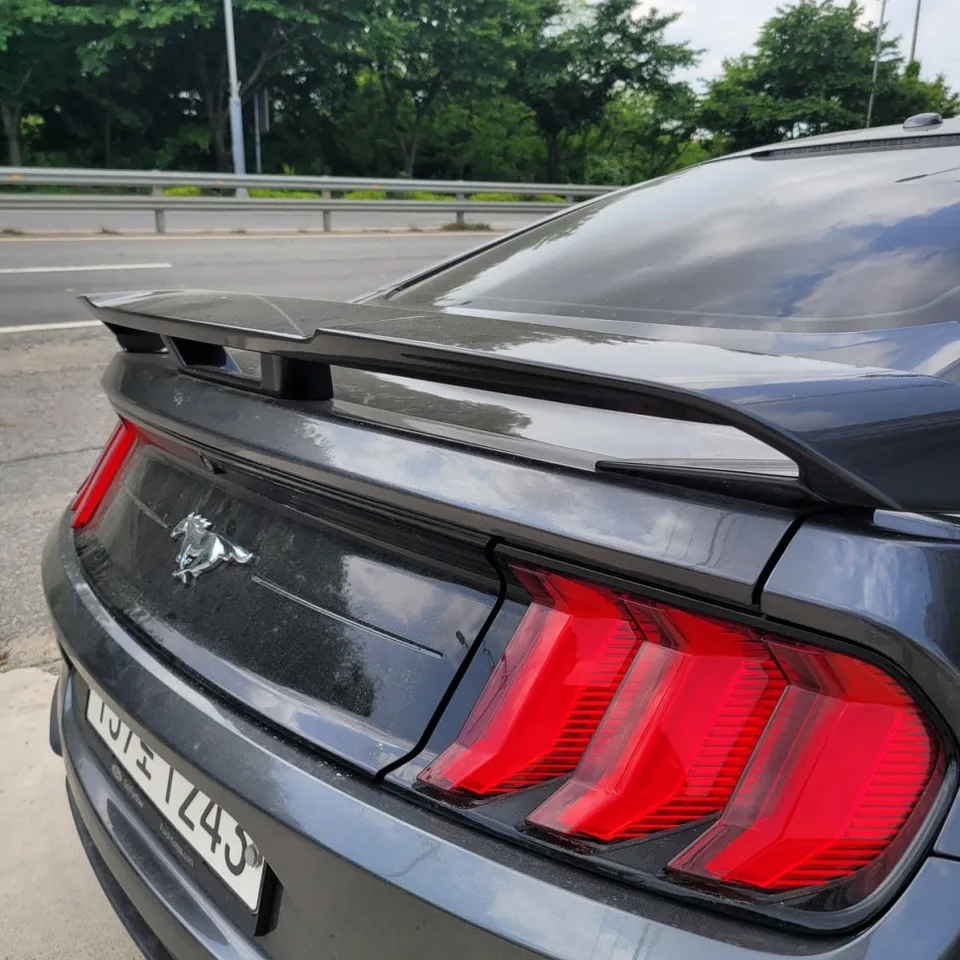 Ford Mustangのカーラッピング事例|ブラックメタリックで高級感をプラス 施工写真 1-3