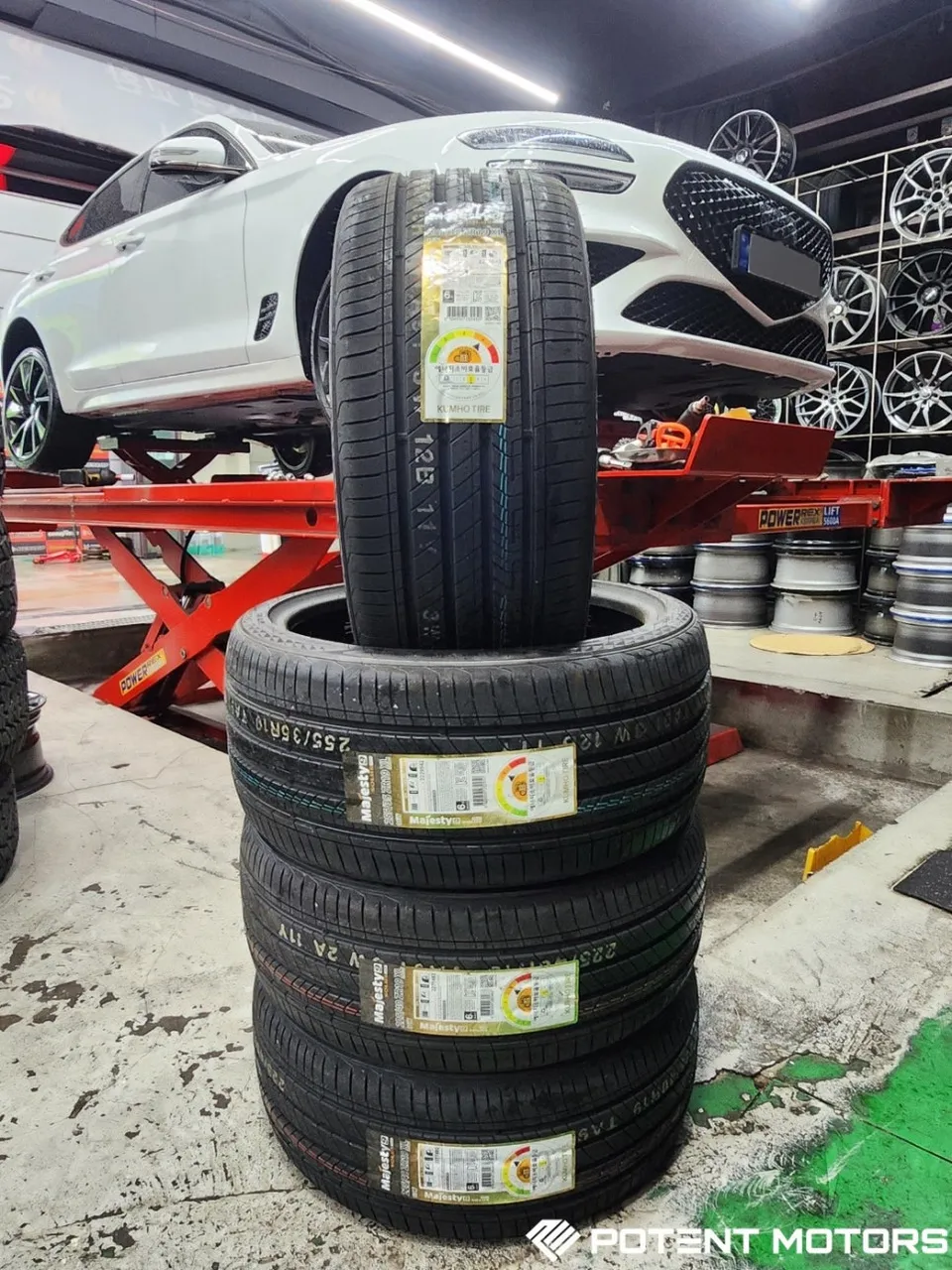 Genesis G70  - Genesis G70 Tire Replacement: Kumho Majesty 9 Solus Review photo 4