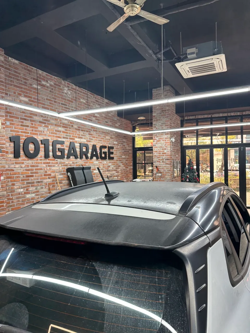 Hyundai Kona vinyl wrap - Hyundai Kona Vinyl Wrap Review: Two-Tone Refresh photo 3