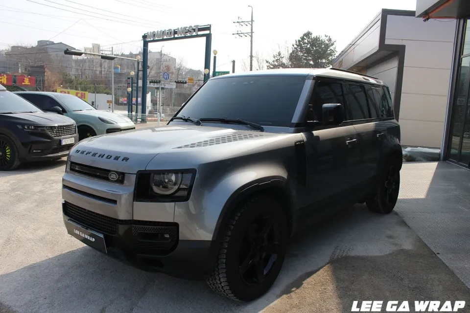 Land Rover Defender vinyl wrap - Land Rover Defender Vinyl Wrap Review: Black Pack & Wheel Paint photo 4