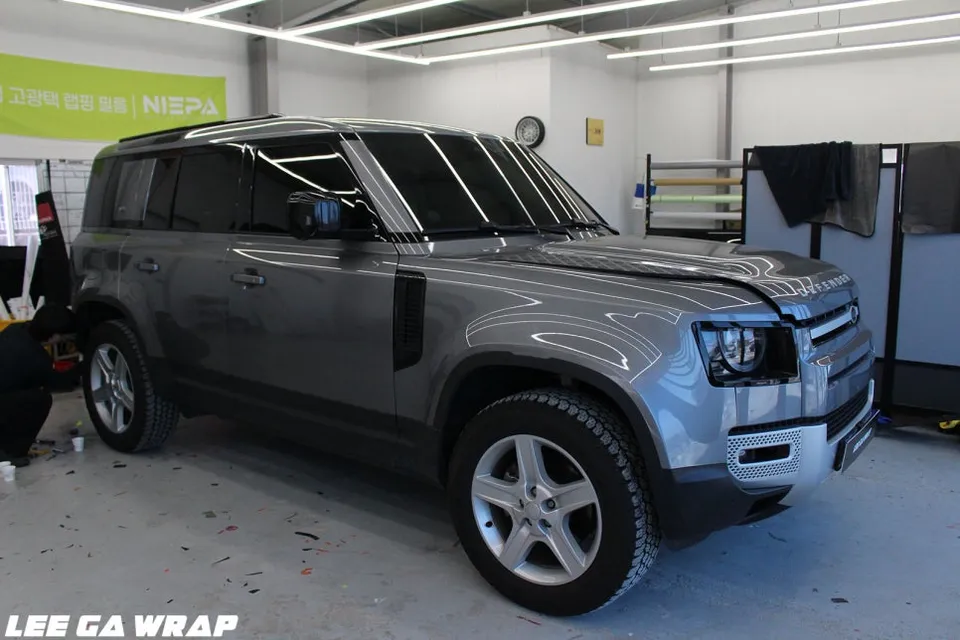 Land Rover Defenderのカーラッピング事例|費用目安・仕上がり 施工写真 2-2