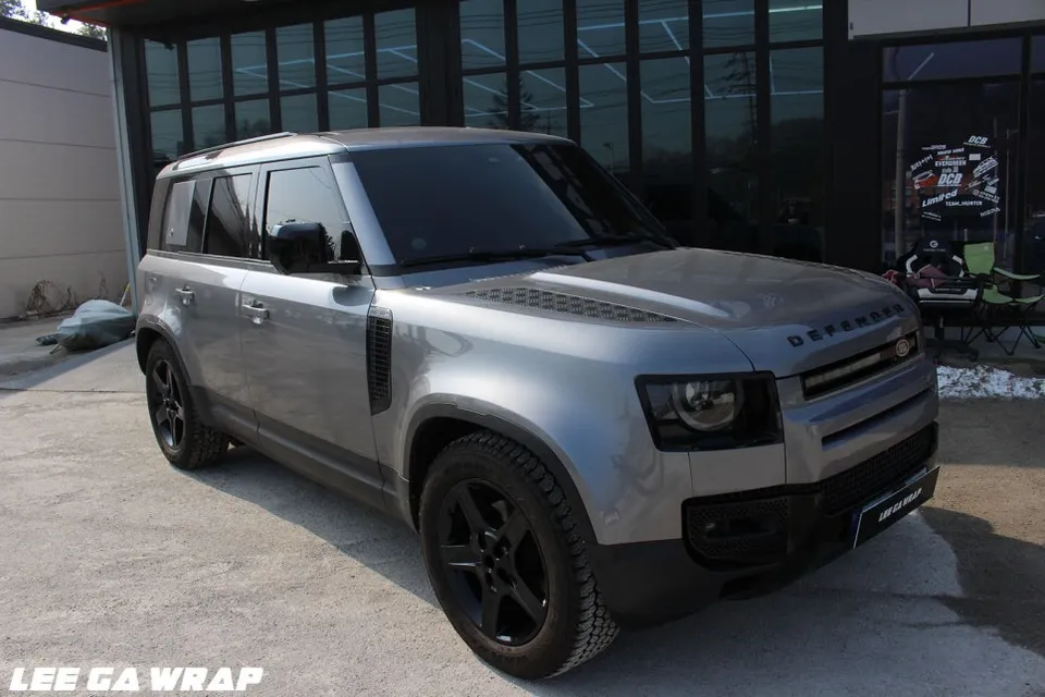 Land Rover Defenderのカーラッピング事例|費用目安・仕上がり 施工写真 3-2
