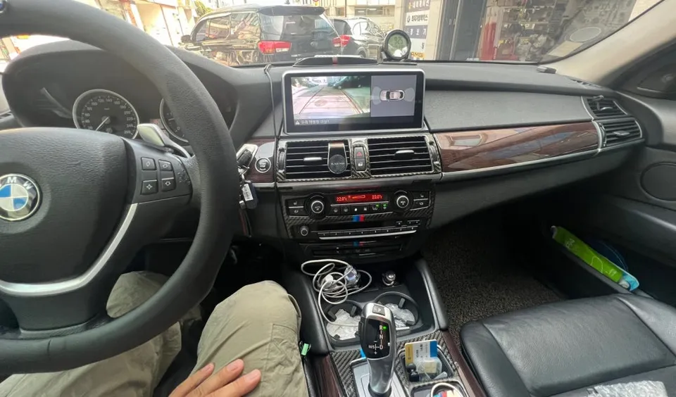 BMW X5のAndroid Auto・CarPlay取付事例 施工写真 2-1