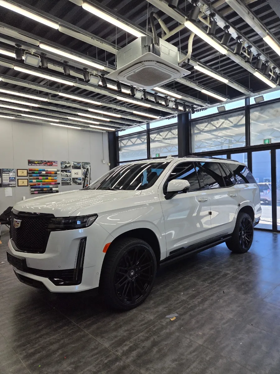 Cadillac Escaladeのカーラッピング事例|ブラックで高級感アップ 施工写真 2-1