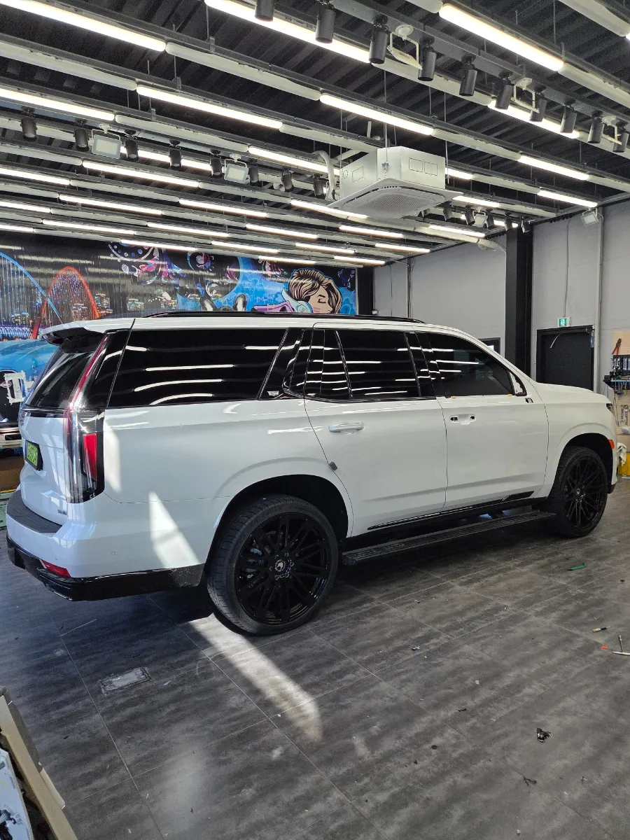 Cadillac Escaladeのカーラッピング事例|ブラックで高級感アップ 施工写真 3-1