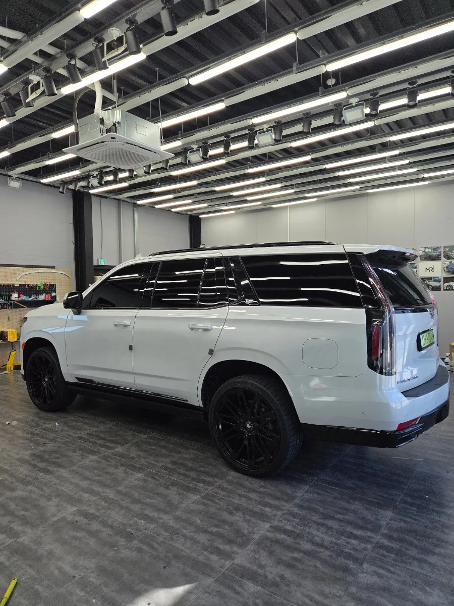 Cadillac Escaladeのカーラッピング事例|ブラックで高級感アップ 施工写真 1-2