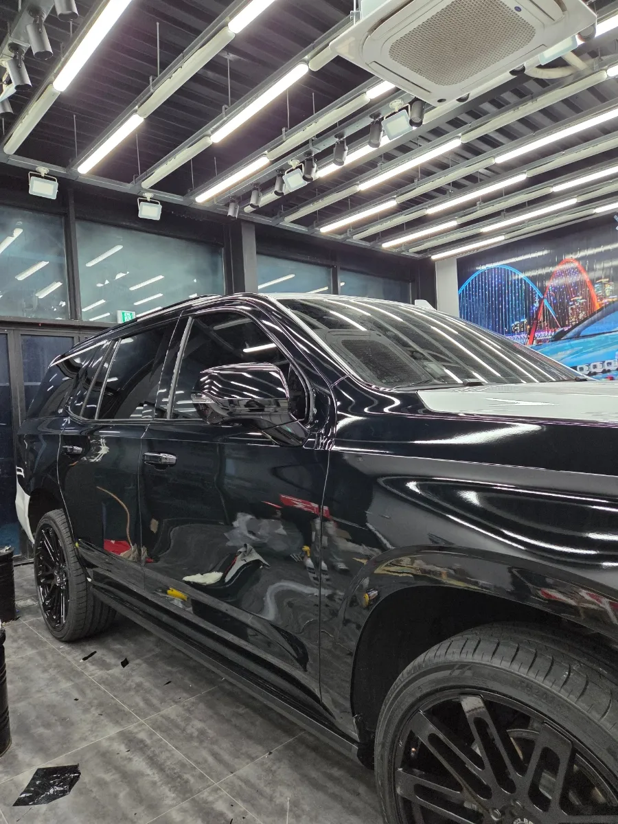 Cadillac Escaladeのカーラッピング事例|ブラックで高級感アップ 施工写真 3-2