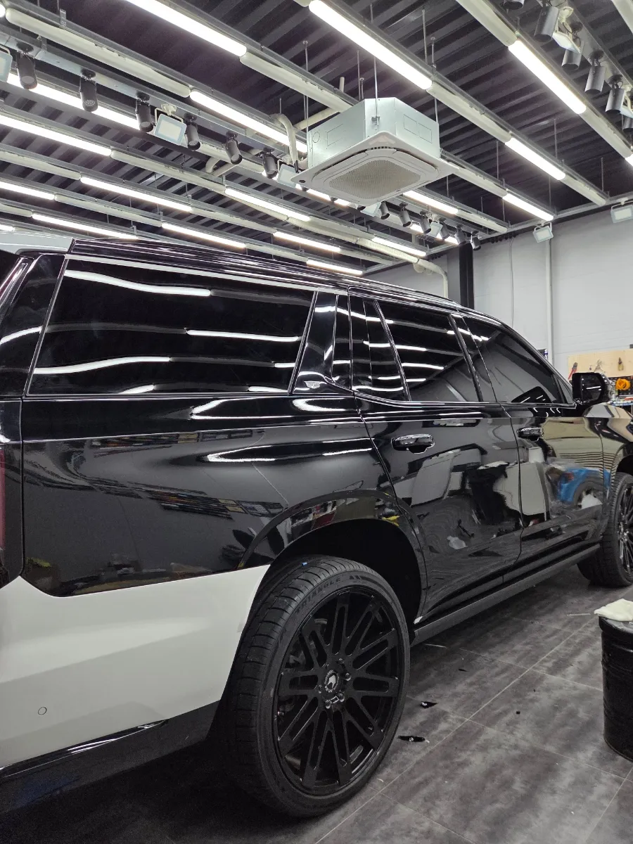 Cadillac Escaladeのカーラッピング事例|ブラックで高級感アップ 施工写真 1-3
