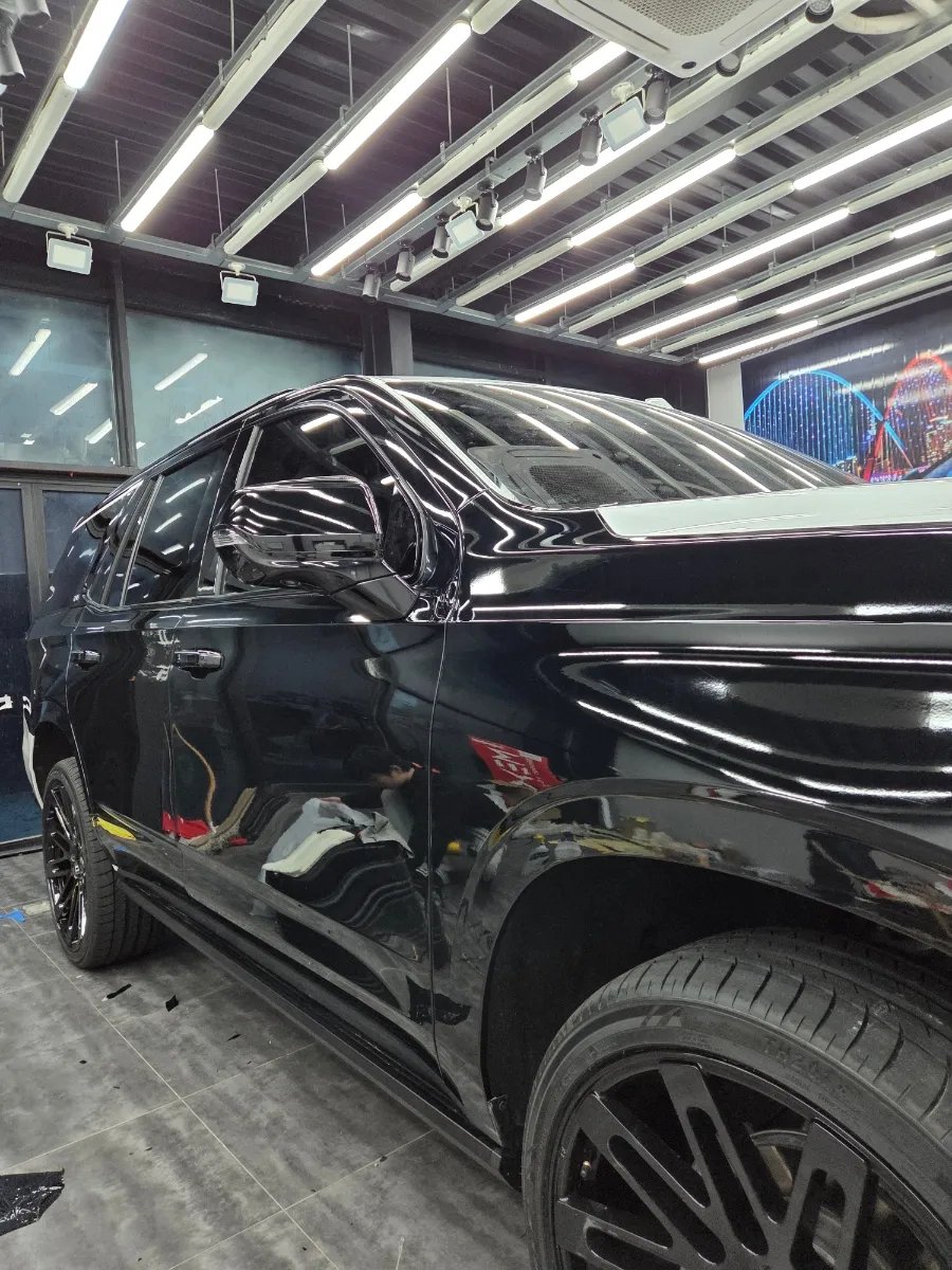 Cadillac Escaladeのカーラッピング事例|ブラックで高級感アップ 施工写真 2-3