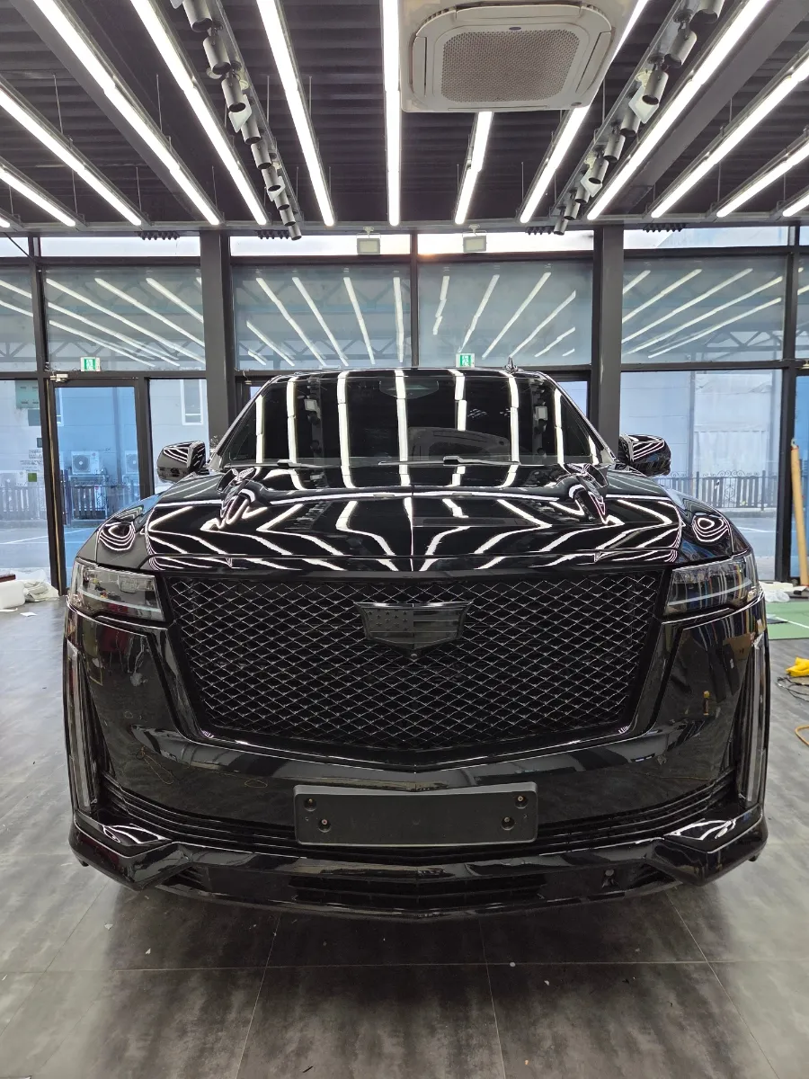 Cadillac Escaladeのカーラッピング事例|ブラックで高級感アップ 施工写真 3-3