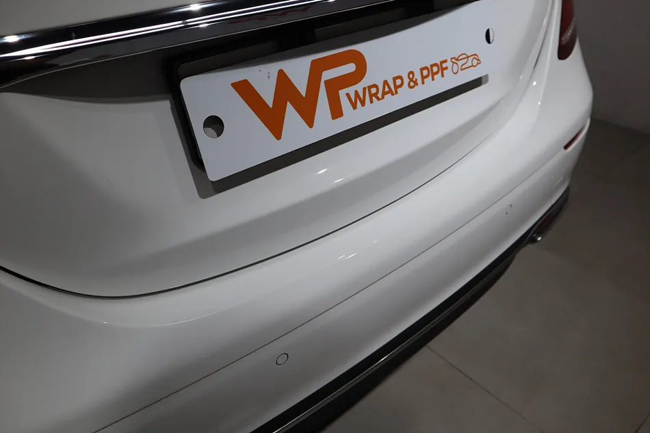 メルセデス・ベンツ Eクラス W213 PPF施工事例|費用目安・仕上がり 施工写真 1-3