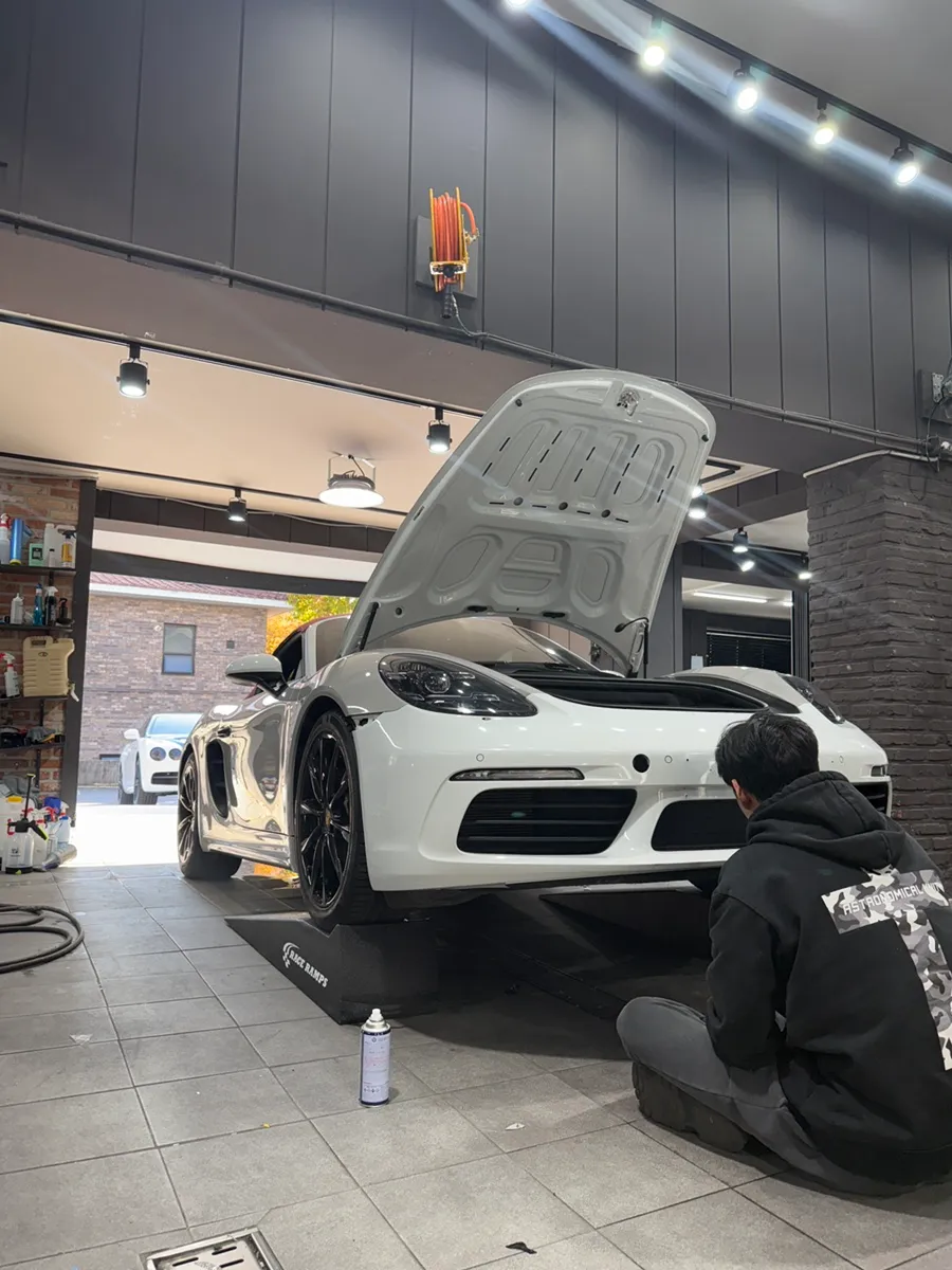 ポルシェ 718 Boxsterのカーラッピング事例|費用目安・仕上がり 施工写真 1-2