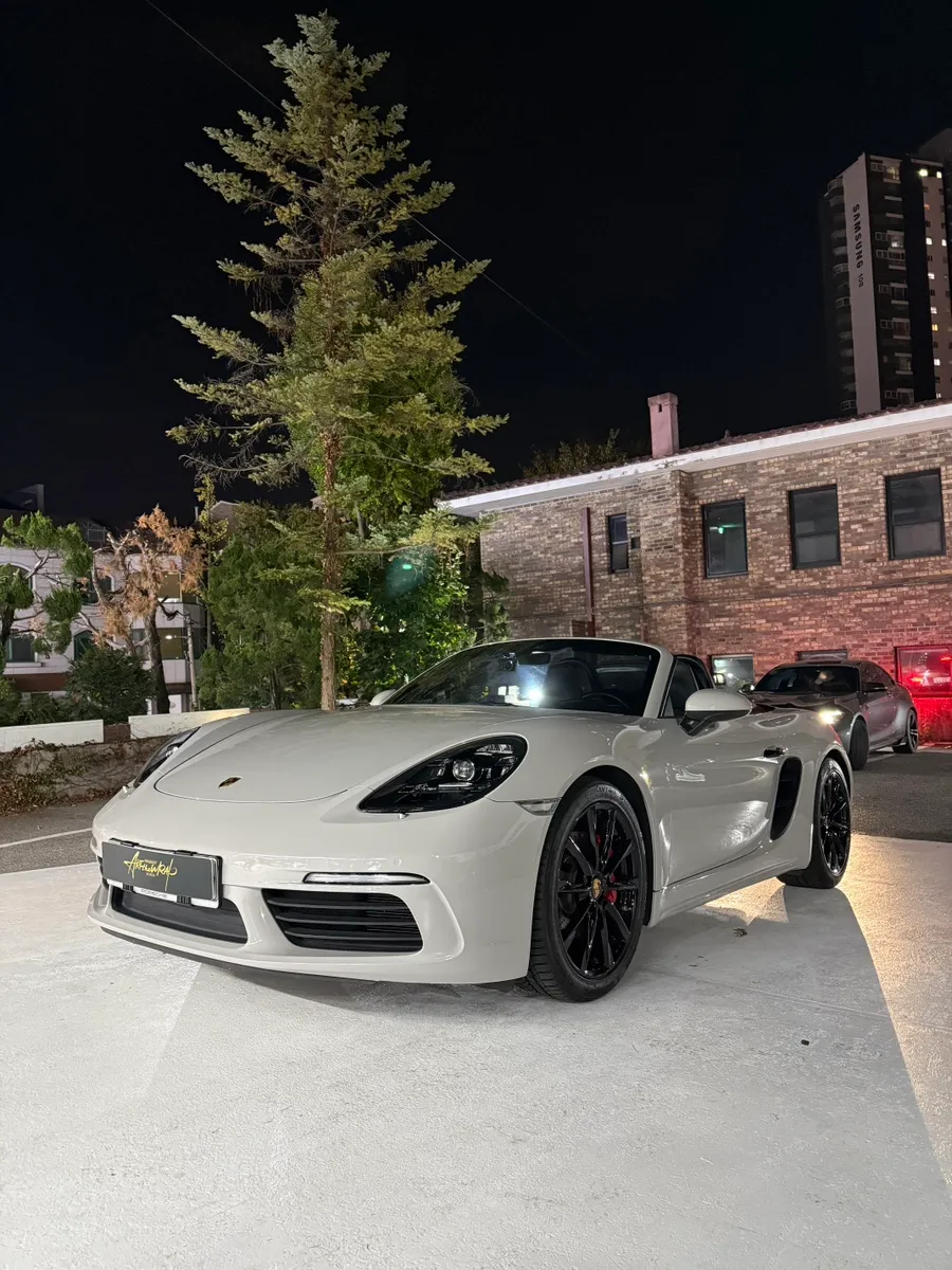 ポルシェ 718 Boxsterのカーラッピング事例|費用目安・仕上がり 施工写真 2-3