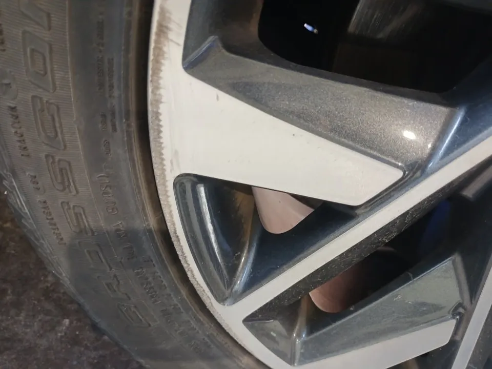 Hyundai Santa Feのホイールリペア・塗装事例 施工写真 3-1