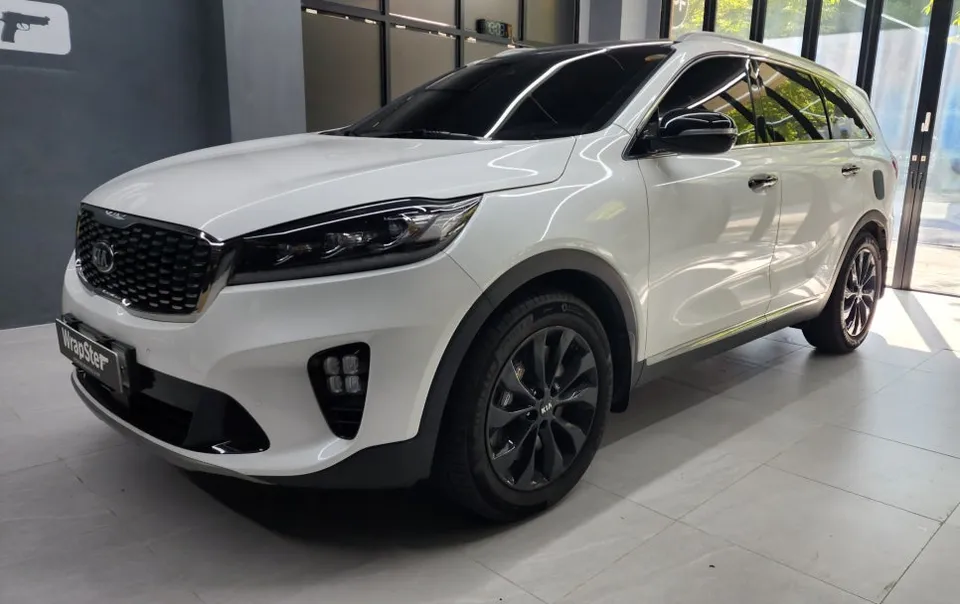 Kia Sorentoのカーラッピング事例|クローム除去で印象激変 施工写真 2-1