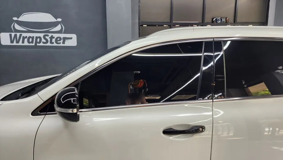 Kia Sorentoのカーラッピング事例|クローム除去で印象激変 施工写真 3-1