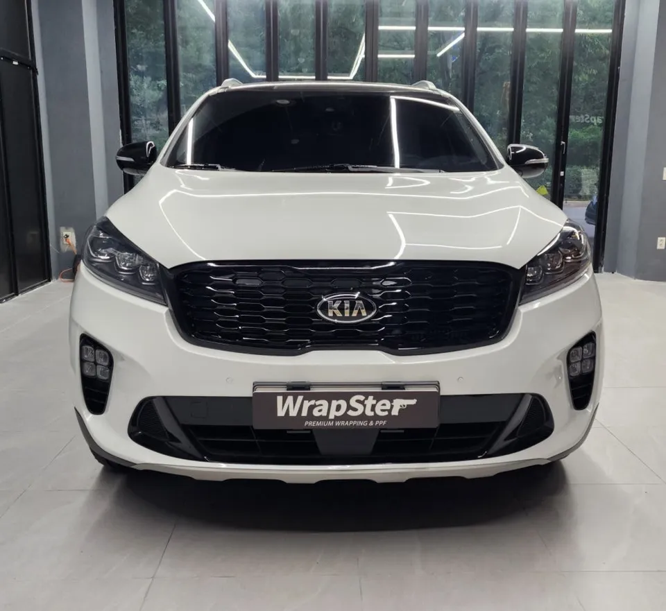 Kia Sorentoのカーラッピング事例|クローム除去で印象激変 施工写真 2-3