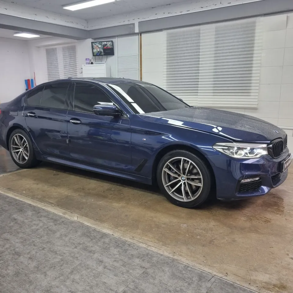 BMW 5 Series G30 カーラッピング事例：サテンダークグレーへの変貌 施工写真 4-1